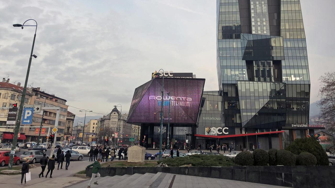 Das Sarajewo Shopping Center - ein großer moderner Glasturm in der bosnischen Hauptstadt.