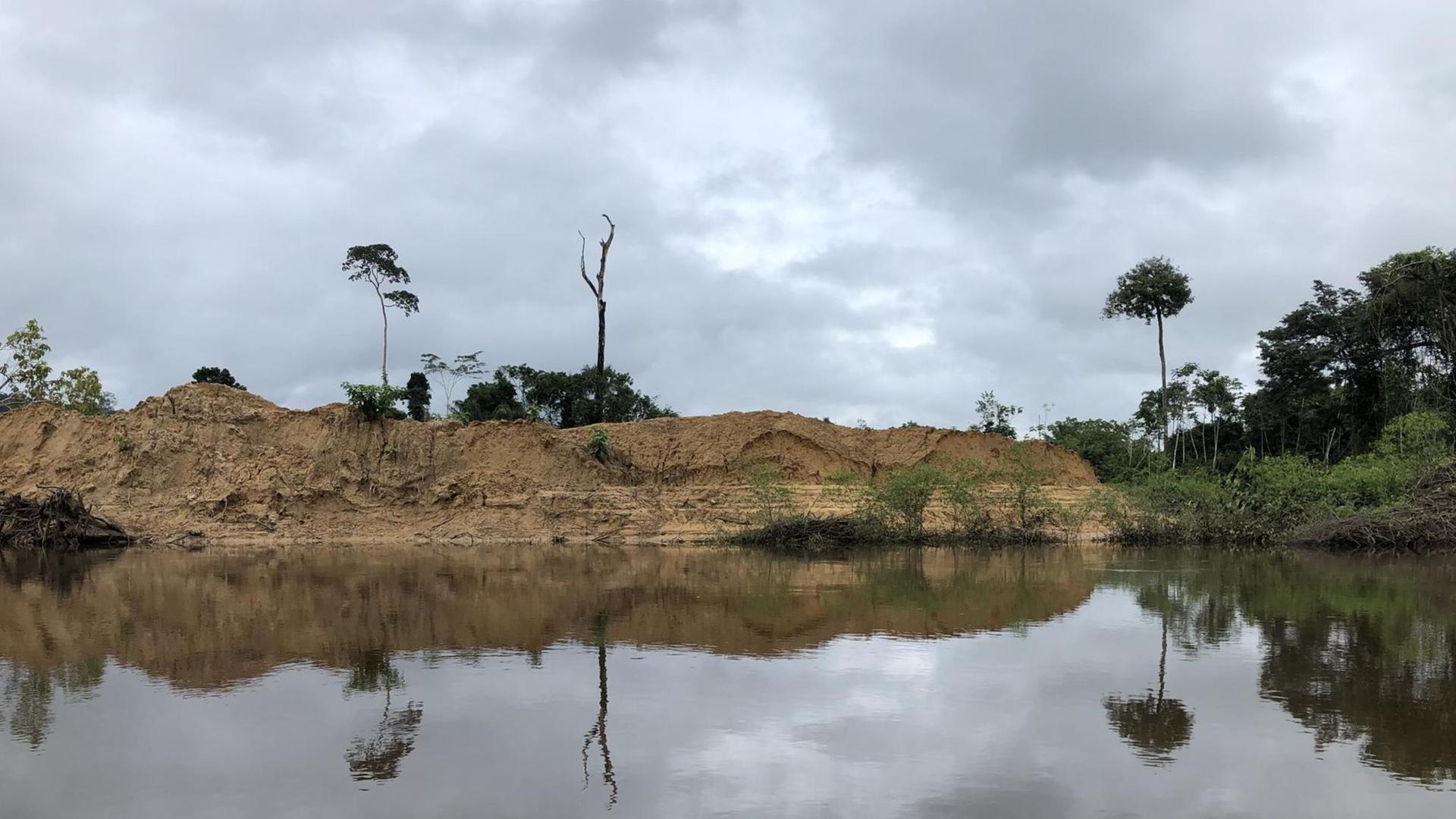 Das Bild zeigt die landschaftlichen Spuren der "Garimpeiros", der illegalen Goldschürfer am Amazonas.