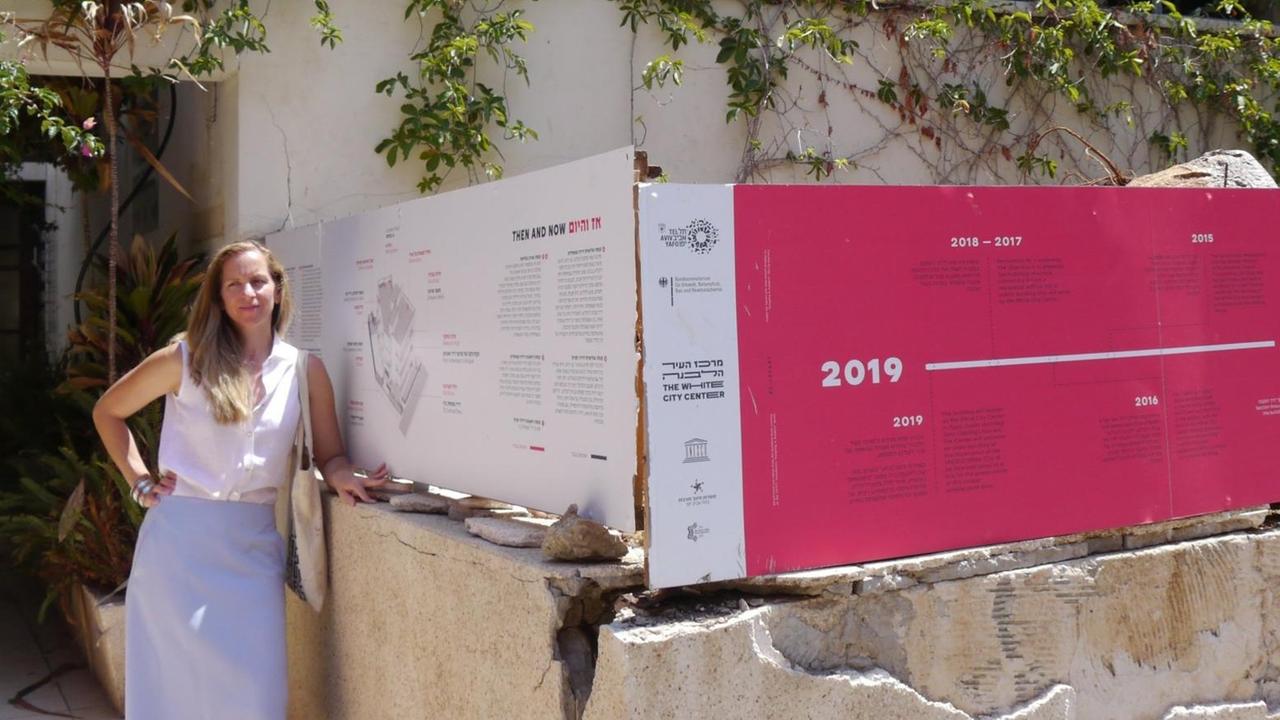 Sharon Golan Yaron steht vor dem Max-Liebling-Haus. Es ist eines von etwa 4 000 ursprünglich eher sandfarbenen Gebäuden im internationalen Stil, die als "Weiße Stadt" das Zentrum von Tel Aviv prägen. Sharon Golan Yaron steht vor dem Max-Liebling-Haus. Es ist eines von etwa 4 000 ursprünglich eher sandfarbenen Gebäuden im internationalen Stil, die als "Weiße Stadt" das Zentrum von Tel Aviv prägen.