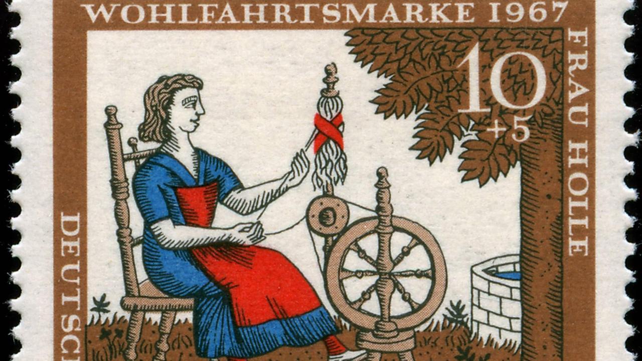 Briefmarke der Deutschen Bundespost mit Motiv aus einem Märchen der Gebrüder Grimm: Eine Frau spinnt Wolle.