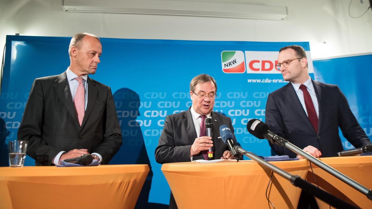 Friedrich Merz (l-r), Armin Laschet, Ministerpräsident von Nordrhein-Westfalen und Jens Spahn, Bundes-Gesundheitsminister sitzen bei einer Pressekonferenz gemeinsam auf dem Podium. Friedrich Merz (l-r), Armin Laschet, Ministerpräsident von Nordrhein-Westfalen und Jens Spahn, Bundes-Gesundheitsminister sitzen bei einer Pressekonferenz gemeinsam auf dem Podium.