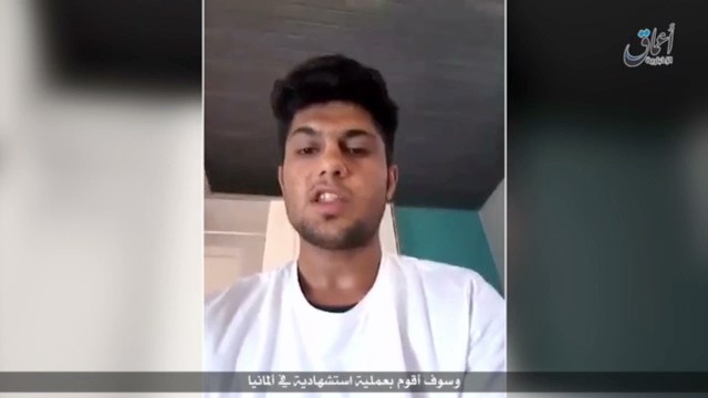 Der Attentäter von Würzburg kündigt seine Tat in einem Internet-Video an. Der Attentäter von Würzburg kündigt seine Tat in einem Internet-Video an.