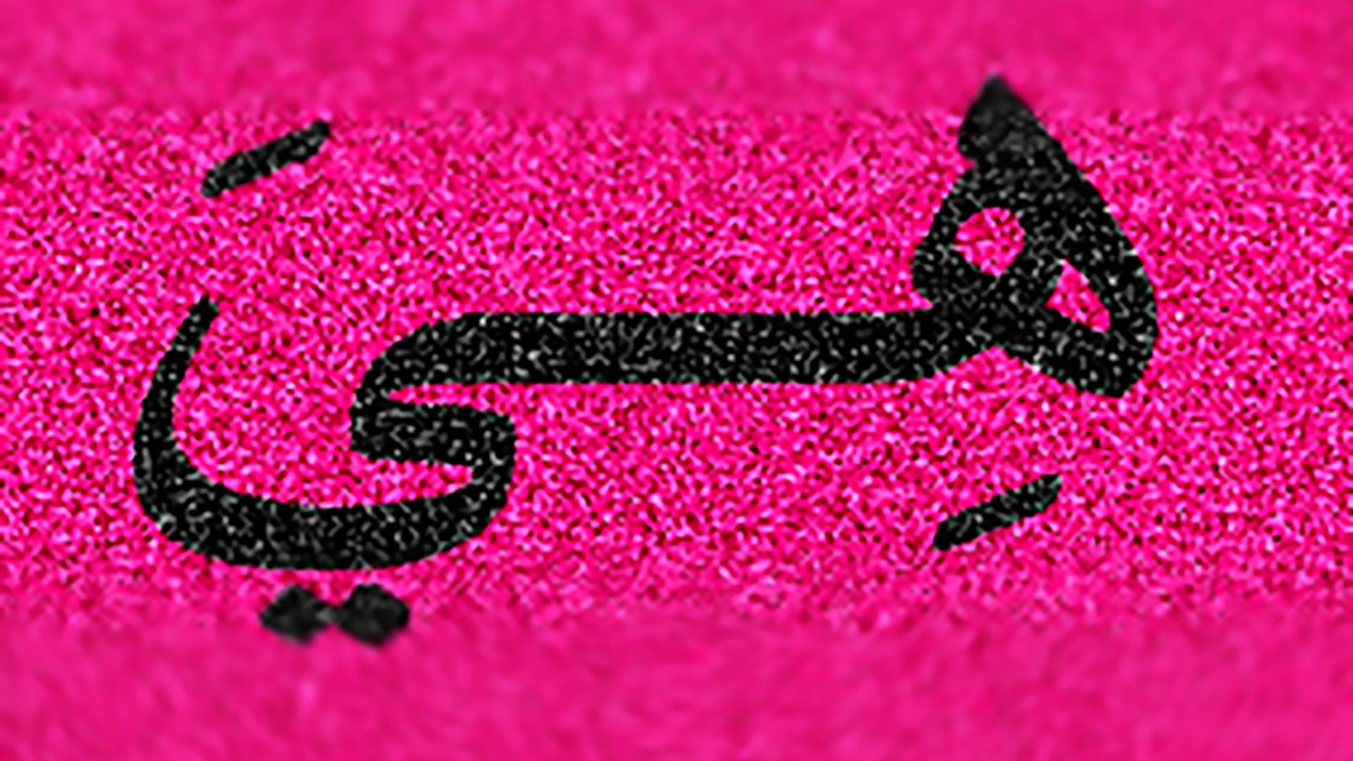 Ein schwarzer arabischer Schriftzug auf pinkfarbenem Hintergrund. Im Arabischen ist "Heya" das Wort für "sie", im Englischen ein freundlicher Gruß.