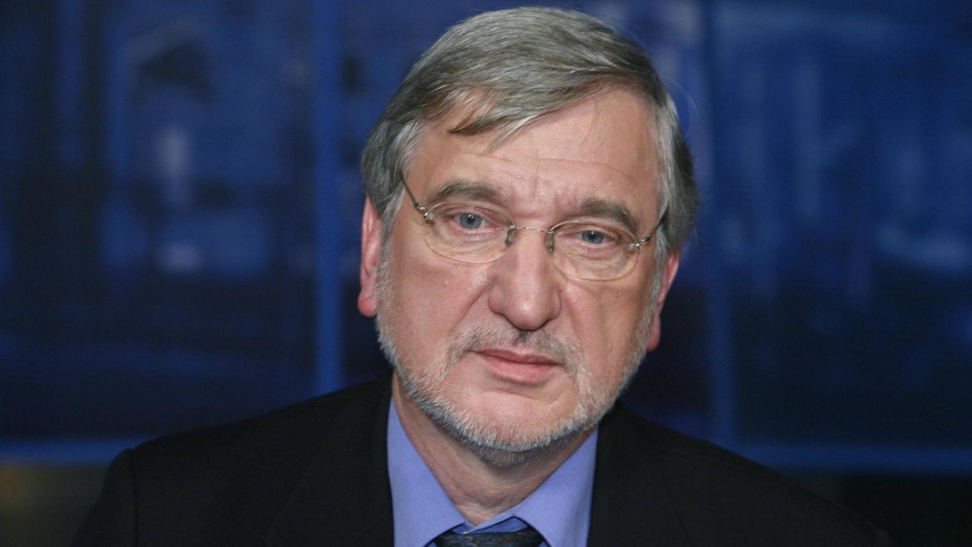 Werner Abelshauser, Forschungsprofessor für Wirtschaftsgeschichte an der Universität Bielefeld Werner Abelshauser, Forschungsprofessor für Wirtschaftsgeschichte an der Universität Bielefeld