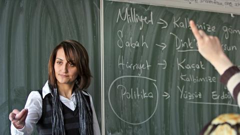 Die Lehrerin Hava Kolbasi (l) unterrichtet am Dienstag (19.02.2008) an der Katharina-Henoth Gesamtschule in Köln in einer 11. Klasse türkischstämmige Schüler in ihrer Muttersprache. An der Schule wird Türkisch im Unterricht als zweite Fremdsprache angeboten.