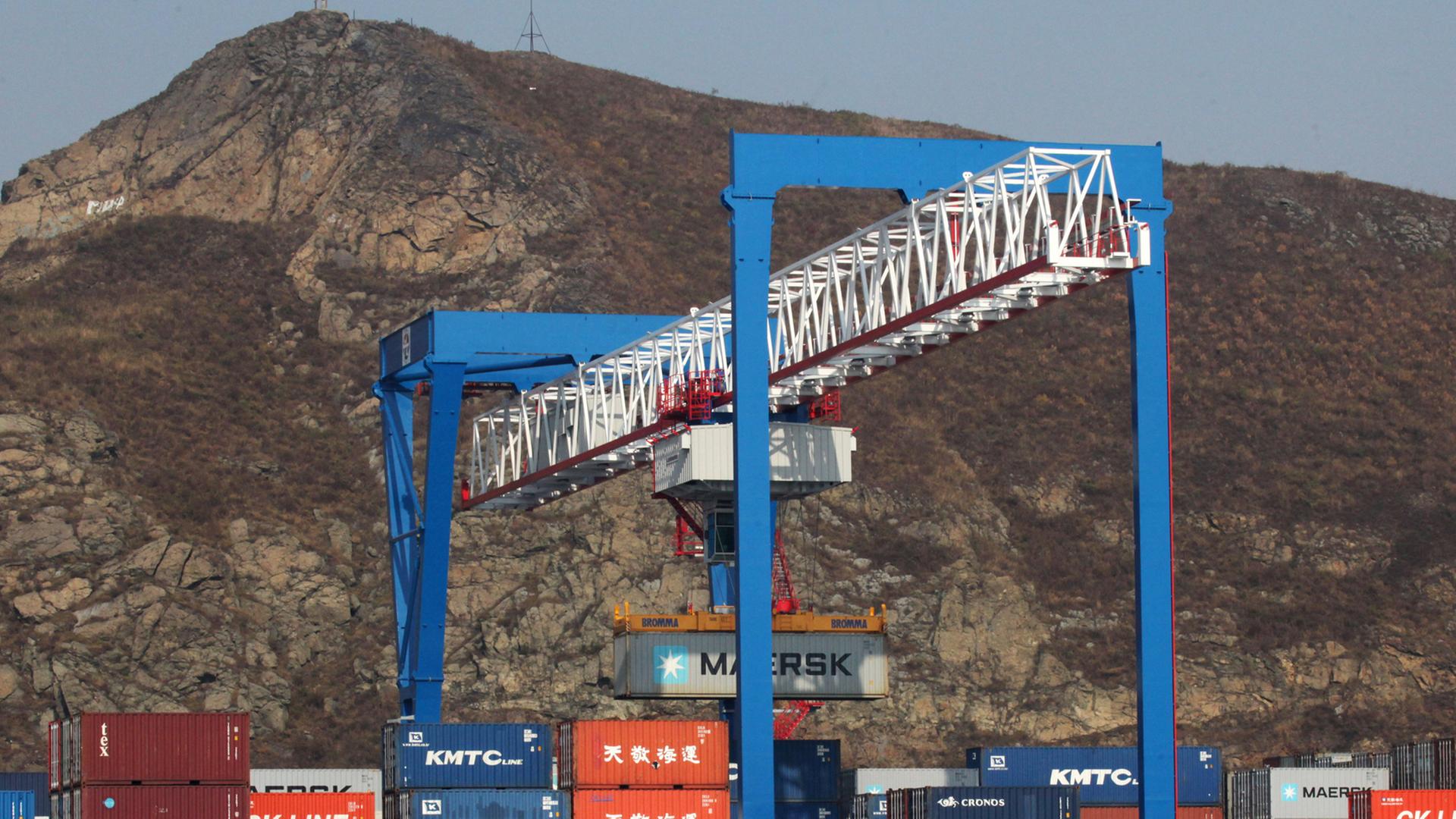 Container werden im Hafen von Wladiwostok verladen. Container werden im Hafen von Wladiwostok verladen.