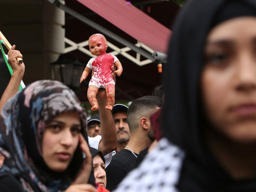 Pro-palästinensische Demonstranten nehmen in Berlin an einer Kundgebung zum Al-Kuds-Tag teil, um ihre Solidarität mit den Palästinensern im Nahost-Konflikt auszudrücken