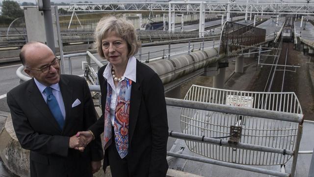 Französisch Innenminister Bernard Cazeneuve und britischen Amtskollegen Theresa May Hände schüttelnd. Beide haben eine Vereinbarung zur Flüchtlingssicherung des Eurotunnels in Calais unterzeichnet.