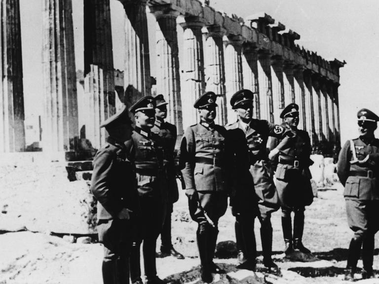 Walther von Brauchitsch (4.v.l.) besichtigt die Akropolis in Athen, nach der Eroberung Griechenlands durch die Wehrmacht mit dem Landesgruppenleiter der NSDAP, Wrede (3.v.r.).- Foto, Mai 1941.