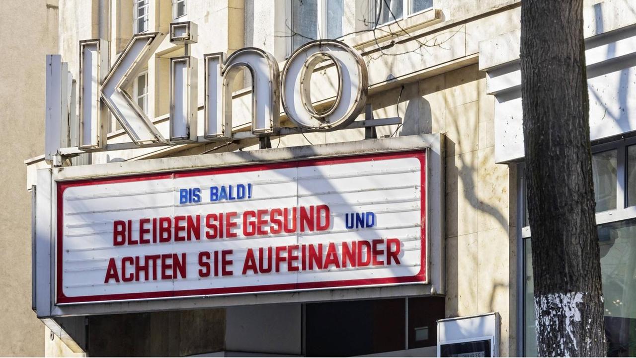 Kino-Anzeigentafel während der Corona-Krise. Statt Spielfilm gute Wunsche: Bleiben Sie gesund und achten Sie aufeinander. Kino-Anzeigentafel während der Corona-Krise. Statt Spielfilm gute Wunsche: Bleiben Sie gesund und achten Sie aufeinander.