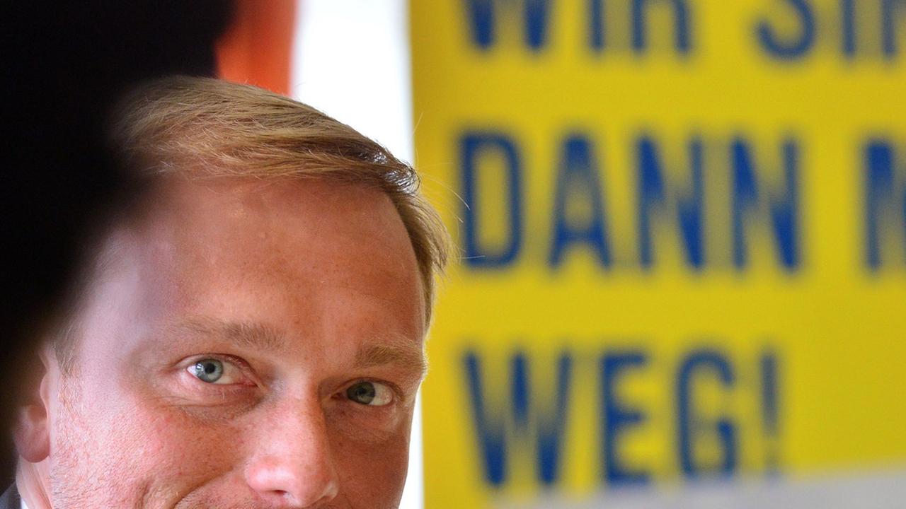Der FDP-Bundesvorsitzende, Christian Lindner, sitzt am 06.08.2014 in Erfurt (Thüringen) bei einer Wahlkampfveranstaltung vor einem Wahlplakat der Thüringer FDP auf dem steht: "Wir sind dann mal weg. Genauso wie der Mittelstand" Der FDP-Bundesvorsitzende, Christian Lindner, sitzt am 06.08.2014 in Erfurt (Thüringen) bei einer Wahlkampfveranstaltung vor einem Wahlplakat der Thüringer FDP auf dem steht: "Wir sind dann mal weg. Genauso wie der Mittelstand"
