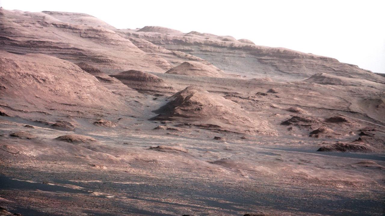 Mount Sharp auf dem Mars. Aufnahme des Curiosity-Fahrzeugs. Mount Sharp auf dem Mars. Aufnahme des Curiosity-Fahrzeugs.