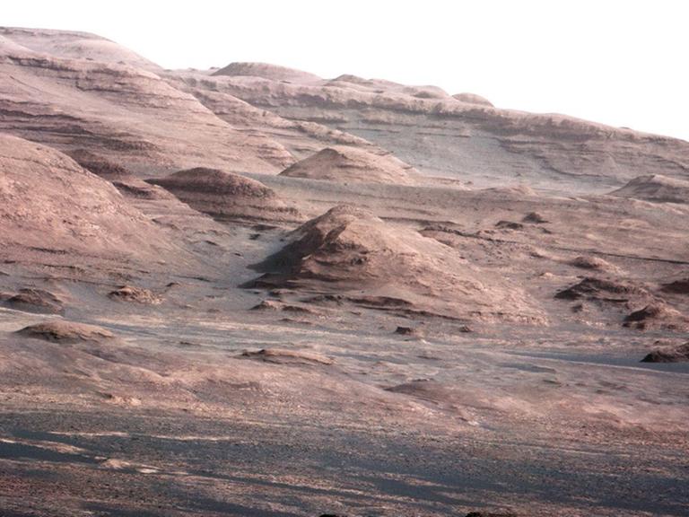 Mount Sharp auf dem Mars. Aufnahme des Curiosity-Fahrzeugs.