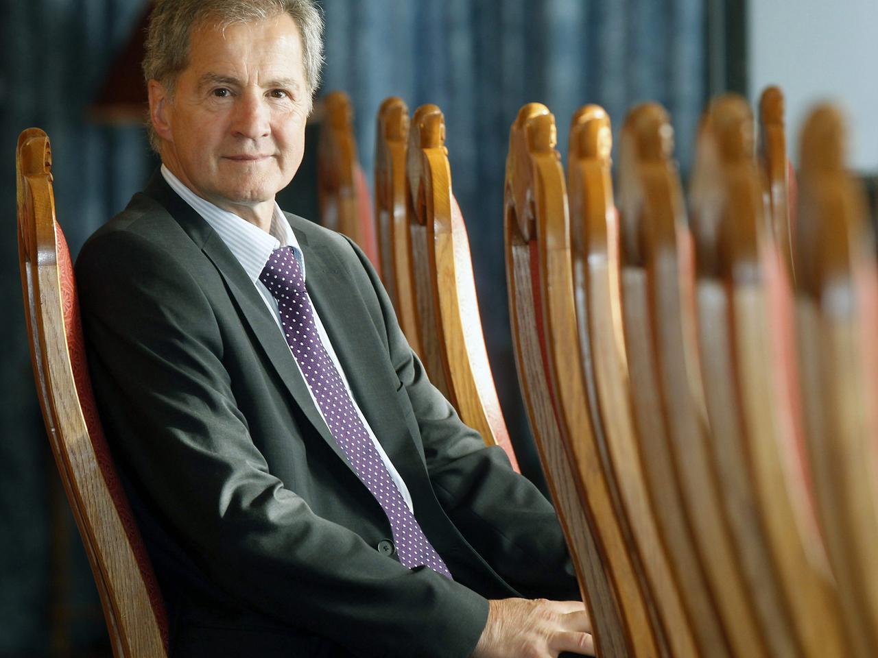 Jo Leinen sitzt in einer Stuhlreihe Jo Leinen sitzt in einer Stuhlreihe