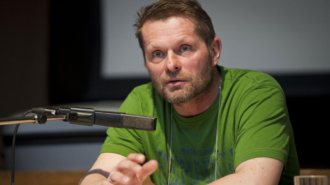 Der Ex-Fußballprofi und trockener Alkoholiker Uli Borowka liest am 16.04.2013 vor Häftlingen der Jugendstrafanstalt in Berlin aus seinem Buch "Volle Pulle". In dem Buch arbeitet Borowka sein Doppelleben zwischen Leistungssport und Alkoholsucht auf. Der Ex-Fußballprofi und trockener Alkoholiker Uli Borowka liest am 16.04.2013 vor Häftlingen der Jugendstrafanstalt in Berlin aus seinem Buch "Volle Pulle". In dem Buch arbeitet Borowka sein Doppelleben zwischen Leistungssport und Alkoholsucht auf.