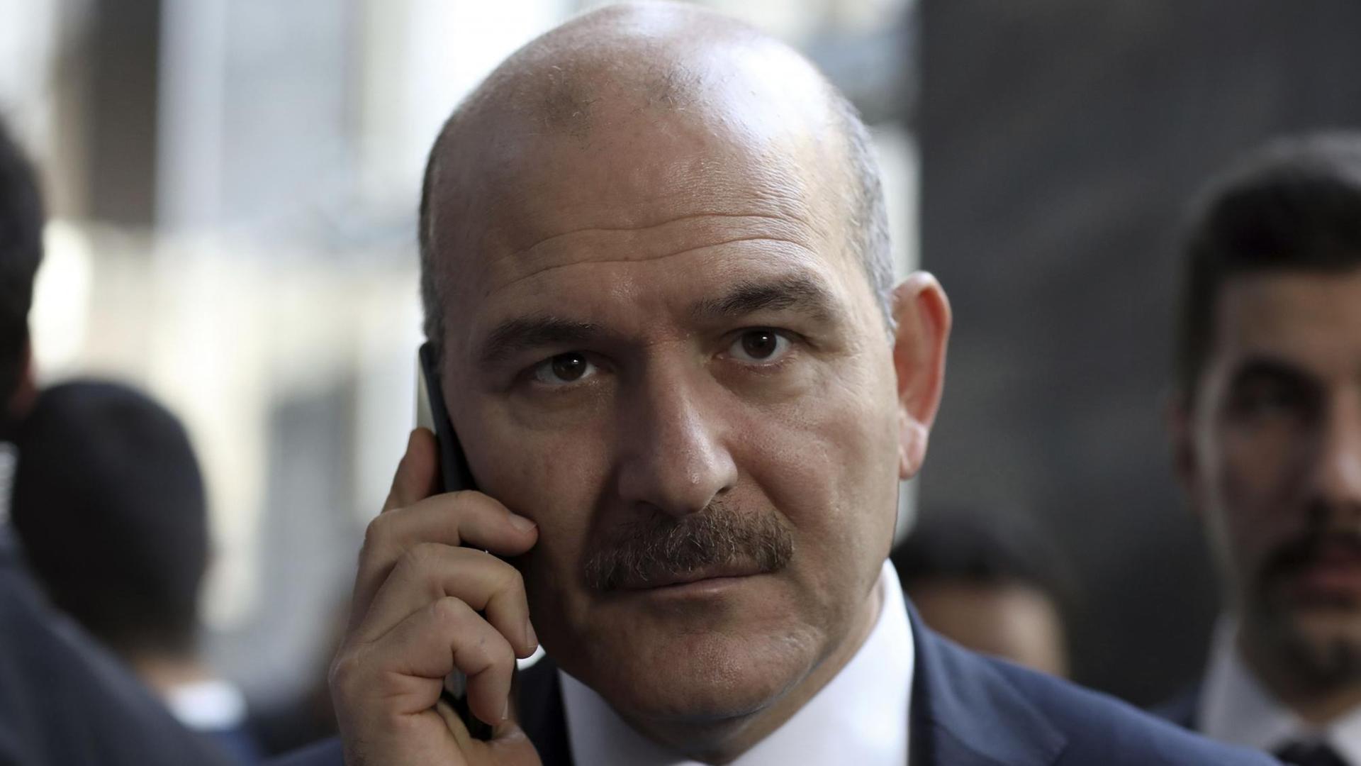 Der türkische Innenminister Süleyman Soylu telefoniert mit dem Handy. Ankara am 05.11.2019