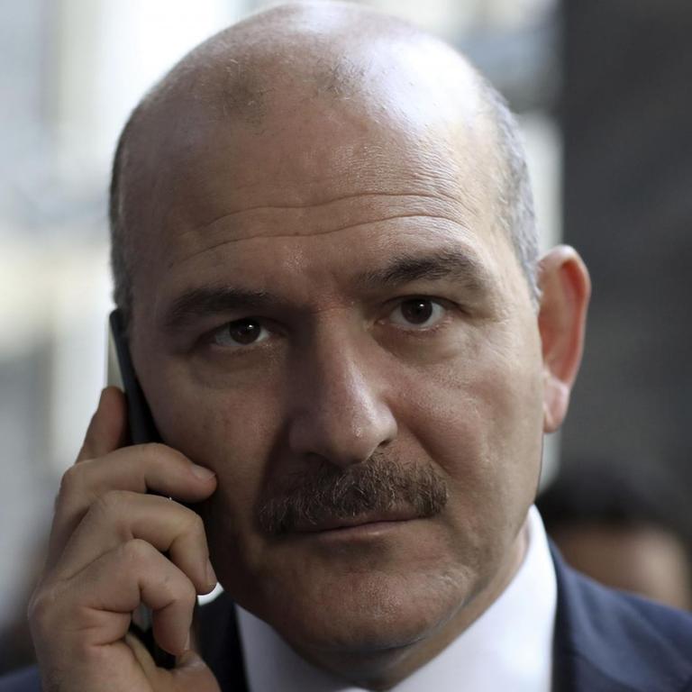 Der türkische Innenminister Süleyman Soylu telefoniert mit dem Handy. Ankara am 05.11.2019