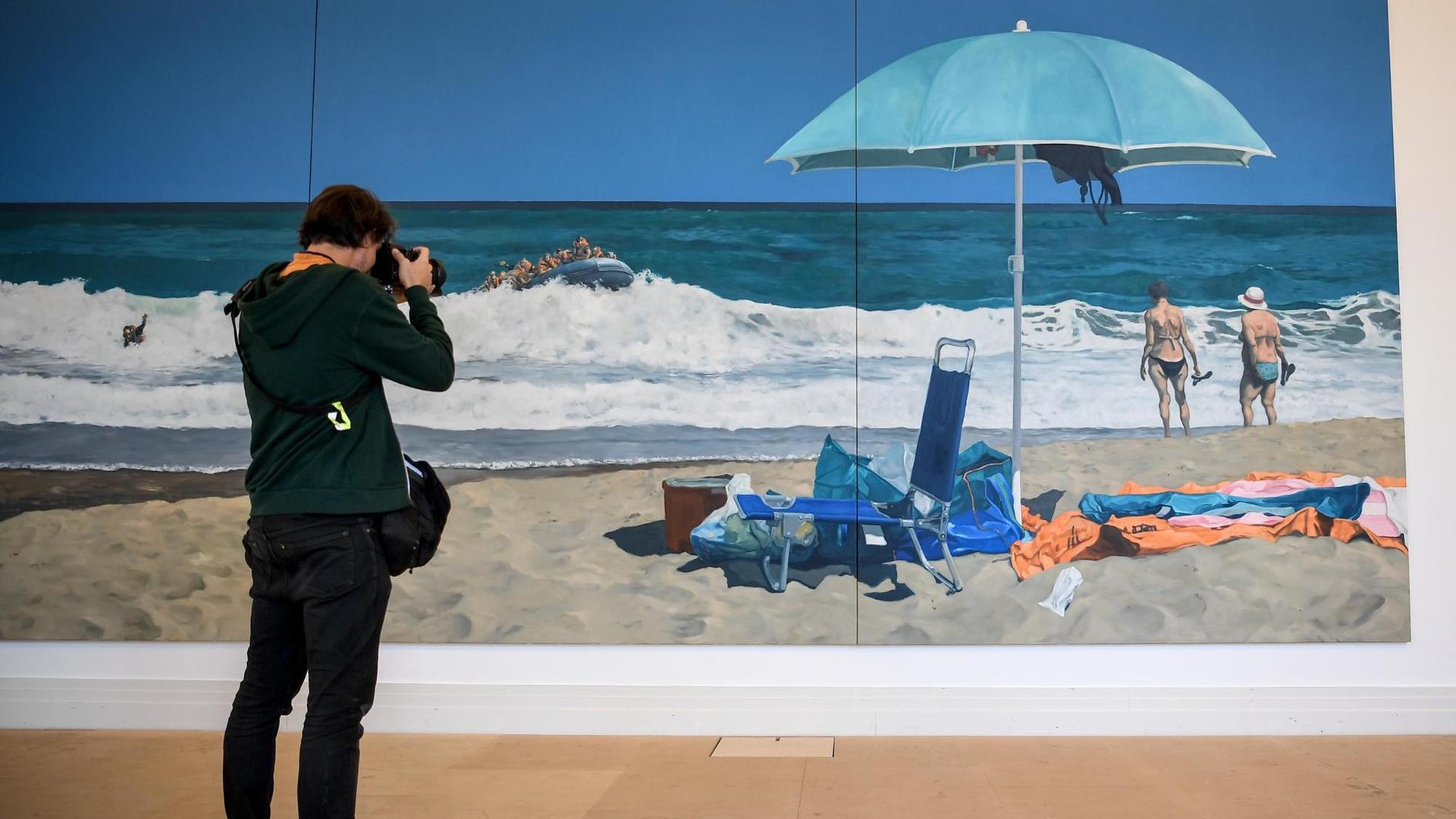 Ein junger Mann fotografiert das Gemälde "Beach of Plenty" des Künstlers Michael Kvium in der Ausstellung "Durch Mauern gehen" zum 30. Jahrestag des Falls der Berliner Mauer im Martin-Gropius-Bau. Die Ausstellung läuft vom 12.09.2019 bis 19.01.2020 Ein junger Mann fotografiert das Gemälde "Beach of Plenty" des Künstlers Michael Kvium in der Ausstellung "Durch Mauern gehen" zum 30. Jahrestag des Falls der Berliner Mauer im Martin-Gropius-Bau. Die Ausstellung läuft vom 12.09.2019 bis 19.01.2020