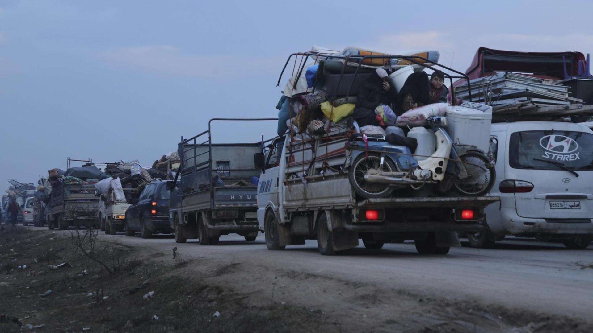 Syrische Zivilisten fliehen vor Luftangriffen und Kämpfen in der Provinz Idlib. Syrische Zivilisten fliehen vor Luftangriffen und Kämpfen in der Provinz Idlib.