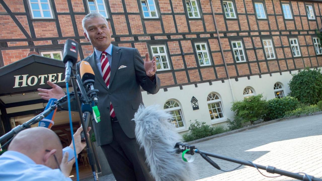 06.06.2018, Sachsen-Anhalt, Quedlinburg: Holger Stahlknecht (CDU), Innenminister des Landes Sachsen-Anhalt, gibt vor einem Hotel den Medienvertretern ein Interview.