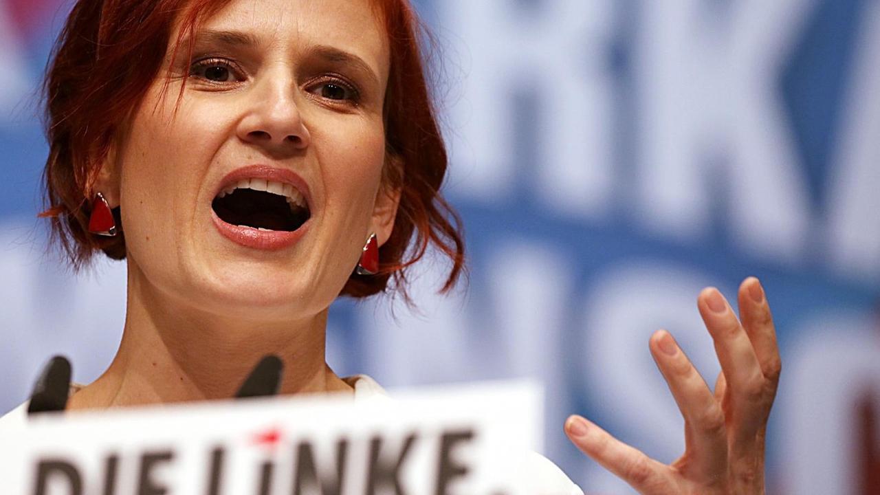 22.02.2019, Nordrhein-Westfalen, Bonn: Katja Kipping, Vorsitzende der Partei Die Linke, spricht auf dem Parteitag. Die Partei Die Linke trifft sich vom 22. bis zum 24.02.2019 zu einem Bundesparteitag in Bonn, um über ihr Programm für die Europawahl im Mai zu diskutieren. 22.02.2019, Nordrhein-Westfalen, Bonn: Katja Kipping, Vorsitzende der Partei Die Linke, spricht auf dem Parteitag. Die Partei Die Linke trifft sich vom 22. bis zum 24.02.2019 zu einem Bundesparteitag in Bonn, um über ihr Programm für die Europawahl im Mai zu diskutieren.