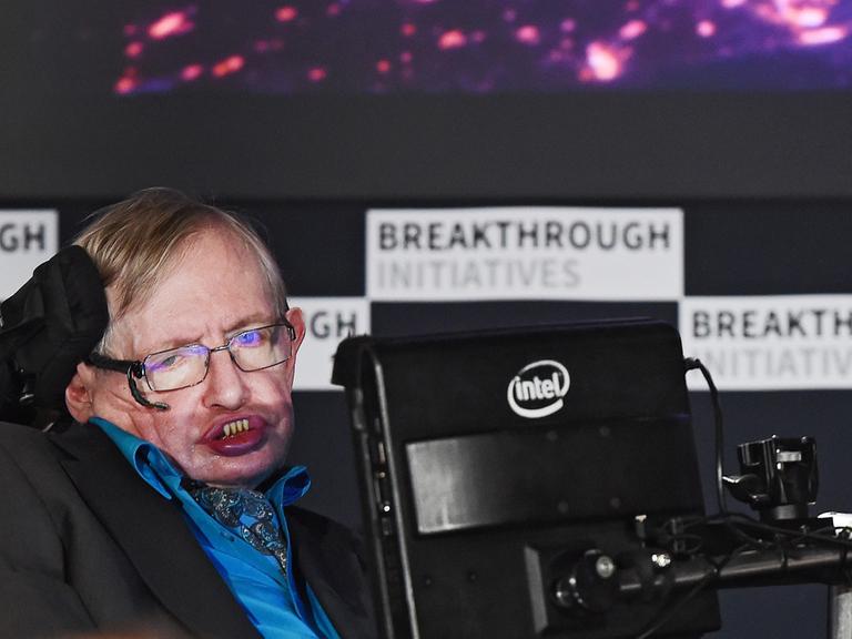 Der Physiker Stephen Hawking bei einer Pressekonferenz in London im Juli 2015