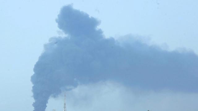 Schwarzer Rauch steigt am 28. Juli 2014 über der lybischen Hauptstadt Tripolis auf, nachdem in der Nacht zuvor ein Treibstoff-Lager von einer Rakete getroffen wurde.