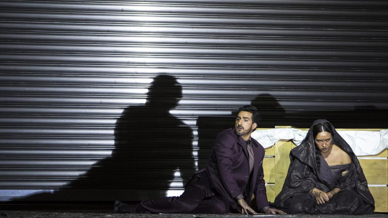 Jason (Charles Castronovo) und Medea (Sonya Yoncheva) sitzen trostlos nebeneinander Jason (Charles Castronovo) und Medea (Sonya Yoncheva) sitzen trostlos nebeneinander