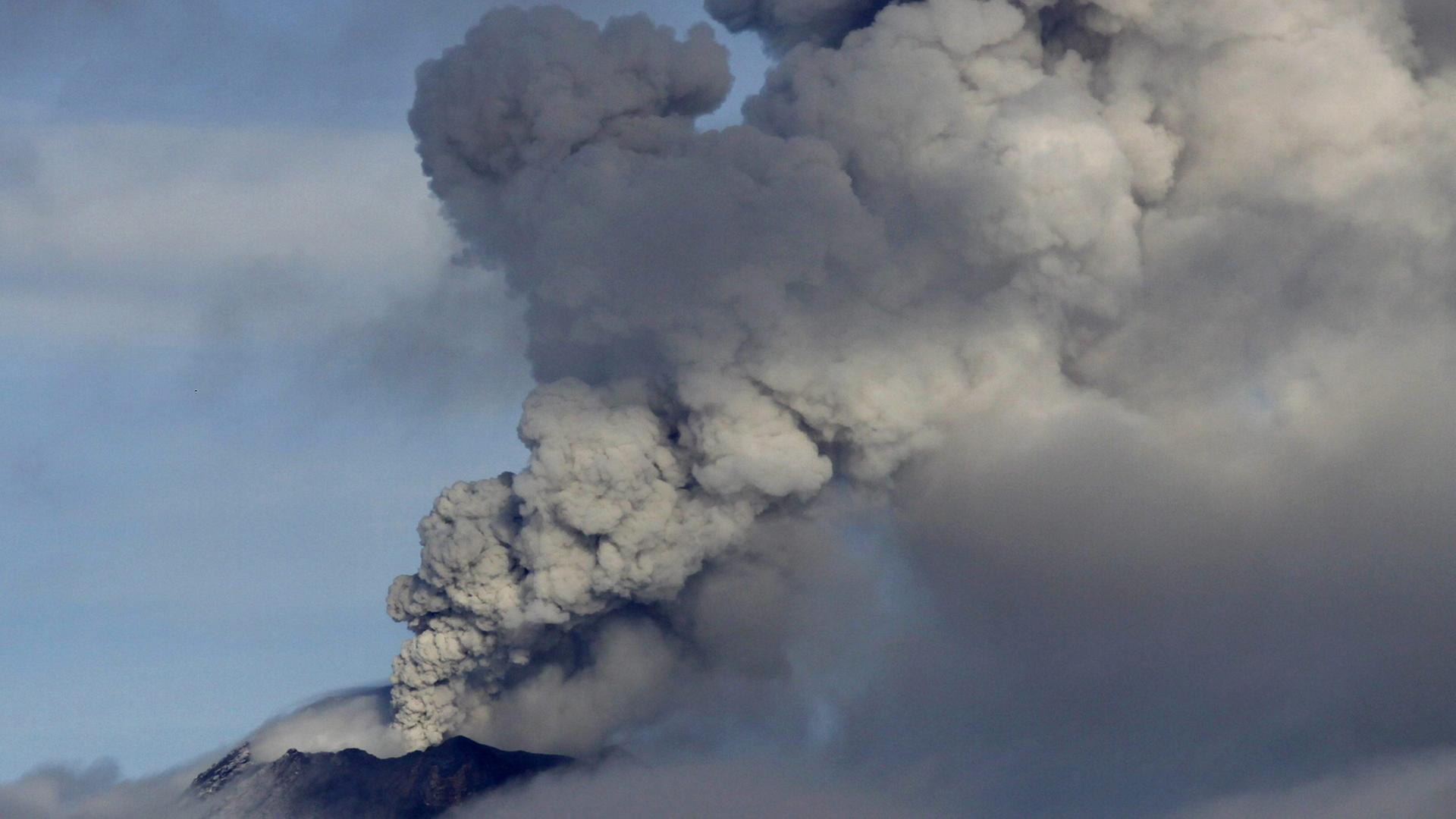 Ausbruch des Vulkans Popocatepetl in Mexiko; Aufnahme vom 6. Juli 2013 Ausbruch des Vulkans Popocatepetl in Mexiko; Aufnahme vom 6. Juli 2013