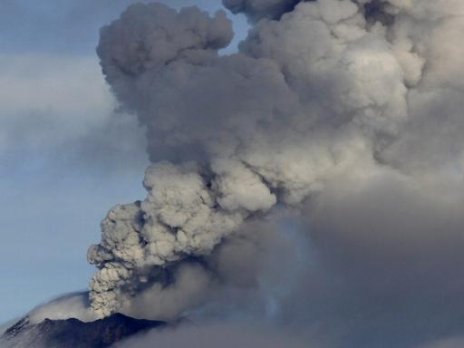 Ausbruch des Vulkans Popocatepetl in Mexiko; Aufnahme vom 6. Juli 2013