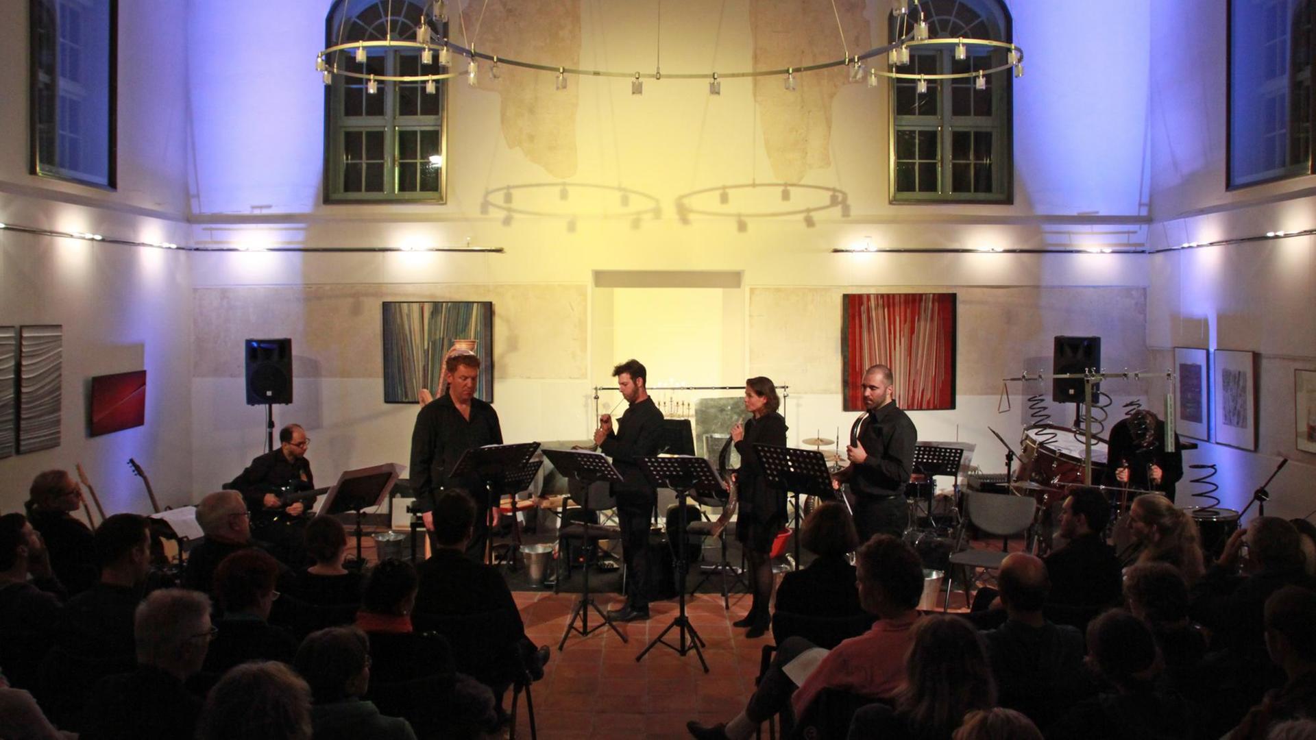 Das MEKOMOT Ensemble bei einer Aufführung in der Alten Synagoge Hagenow Das MEKOMOT Ensemble bei einer Aufführung in der Alten Synagoge Hagenow