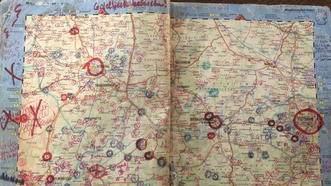 Straßenatlas von Rainer Krukenberg: Die Seiten sind übersäht mit roten Kreuzen, jeder Ort, den er besucht hat, ein rotes Kreuz. Straßenatlas von Rainer Krukenberg: Die Seiten sind übersäht mit roten Kreuzen, jeder Ort, den er besucht hat, ein rotes Kreuz.