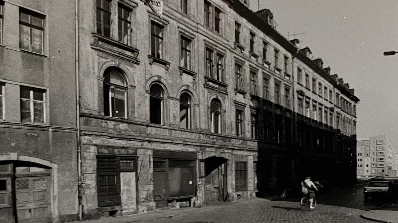 Schwarz-Weiß-Aufnahme der Fassaden in der Leipziger Sternwartenstraße 