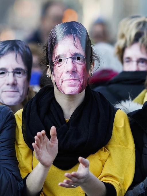Demonstranten in Barcelona tragen Masken mit der Abbildung des separatistischen Politikers Puigdemont.
