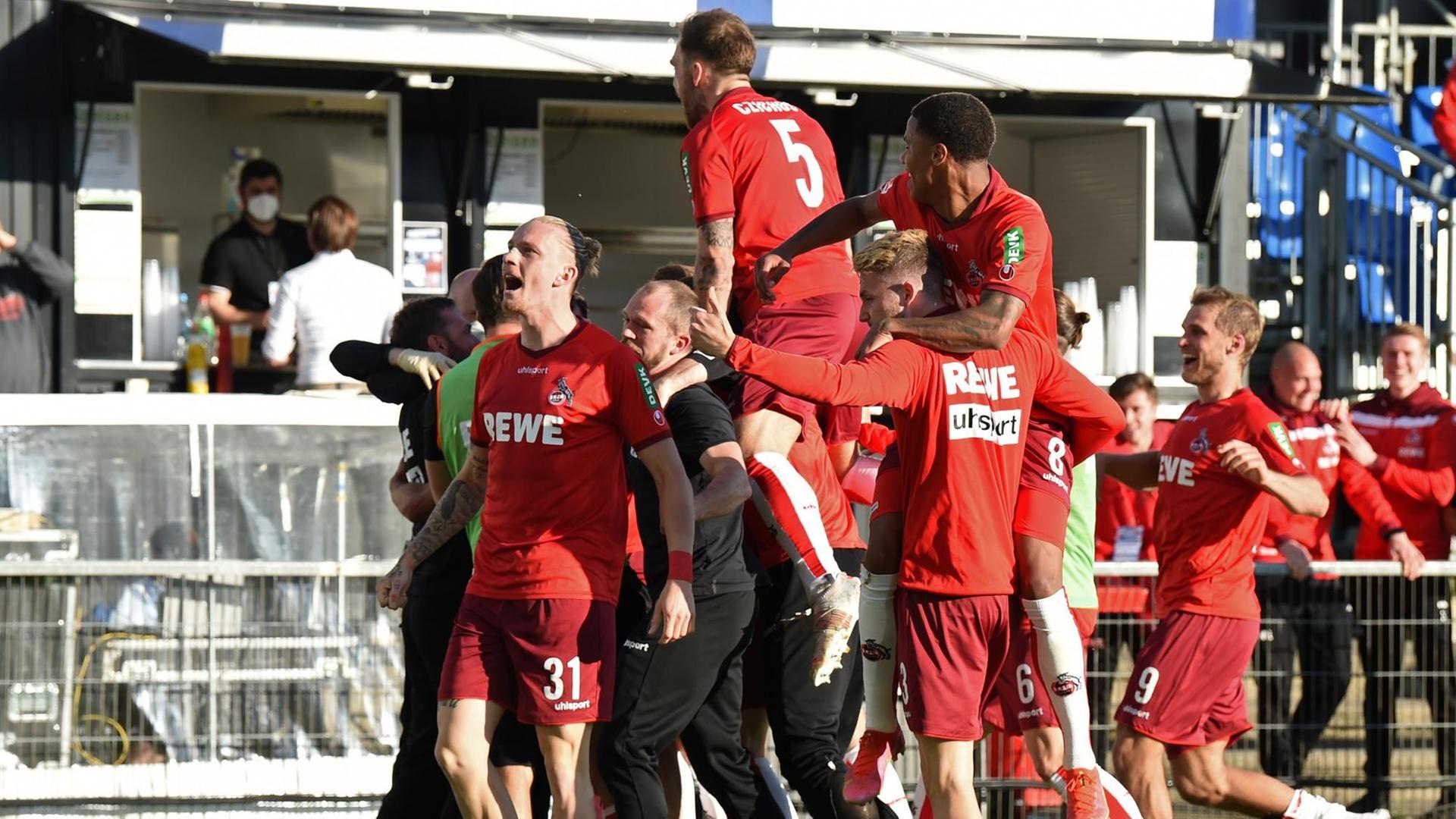 Die Kölner Mannschaft jubelt nach dem Sieg im Rückspiel gegen Kiel.