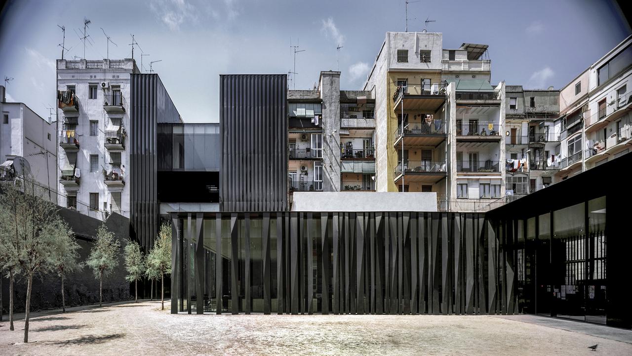 Sant Antoni – Joan Oliver Library, Senior Citizens Center and Cándida Pérez Gardens, 2007, Barcelona, Spanien Sant Antoni – Joan Oliver Library, Senior Citizens Center and Cándida Pérez Gardens, 2007, Barcelona, Spanien