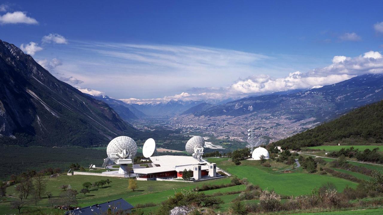Satellitenbodenstation Leuk im Rhonetal in der Schweiz. Satellitenbodenstation Leuk im Rhonetal in der Schweiz.