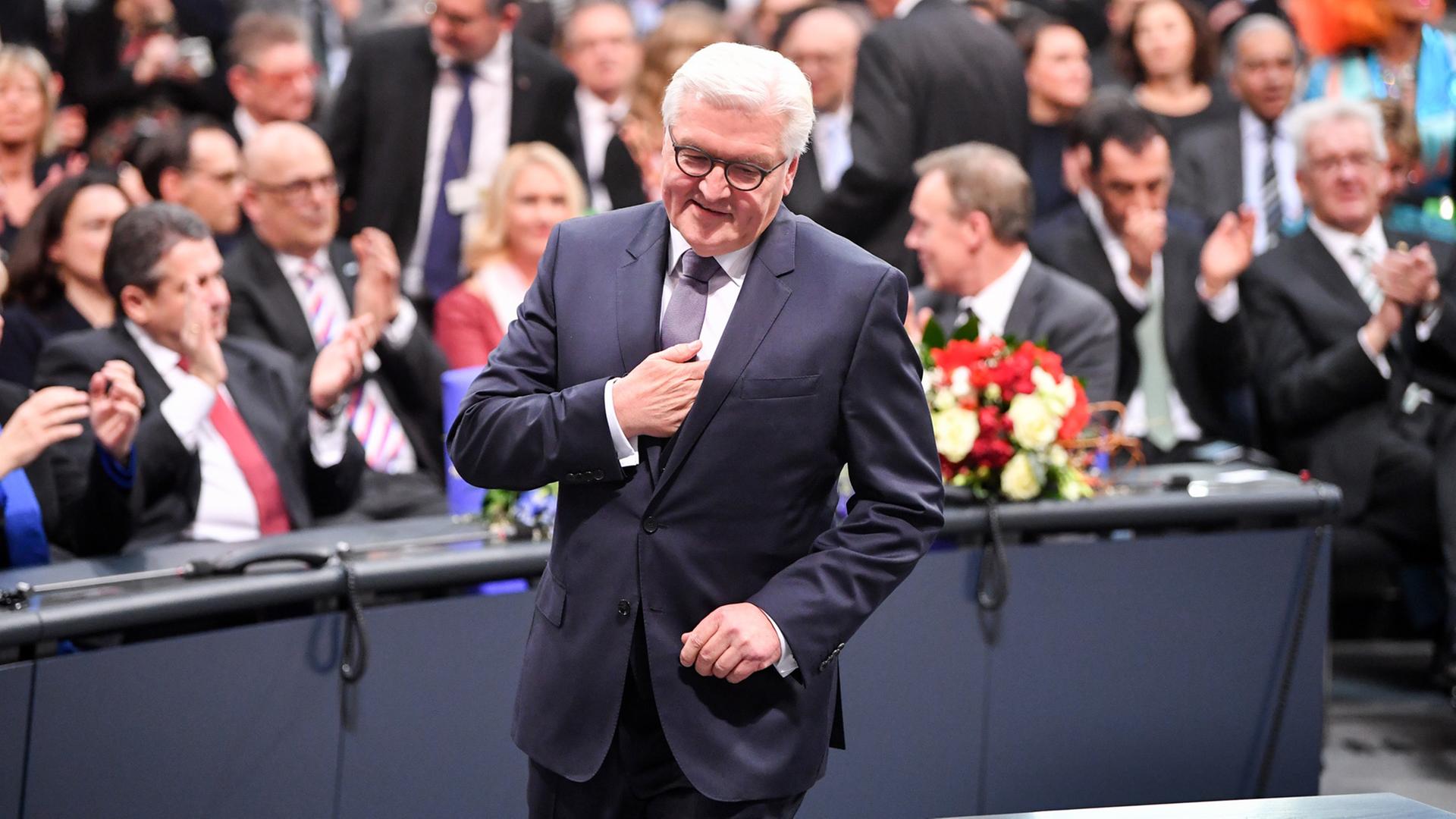 Der designierte Bundespräsident Frank-Walter Steinmeier, SPD, geht am 12. Februar 2017 im Reichstag in Berlin nach der Wahl zum Bundespräsidenten zum Rednerpult. Der designierte Bundespräsident Frank-Walter Steinmeier, SPD, geht am 12. Februar 2017 im Reichstag in Berlin nach der Wahl zum Bundespräsidenten zum Rednerpult.