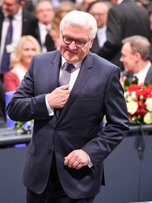 Der designierte Bundespräsident Frank-Walter Steinmeier, SPD, geht am 12. Februar 2017 im Reichstag in Berlin nach der Wahl zum Bundespräsidenten zum Rednerpult.