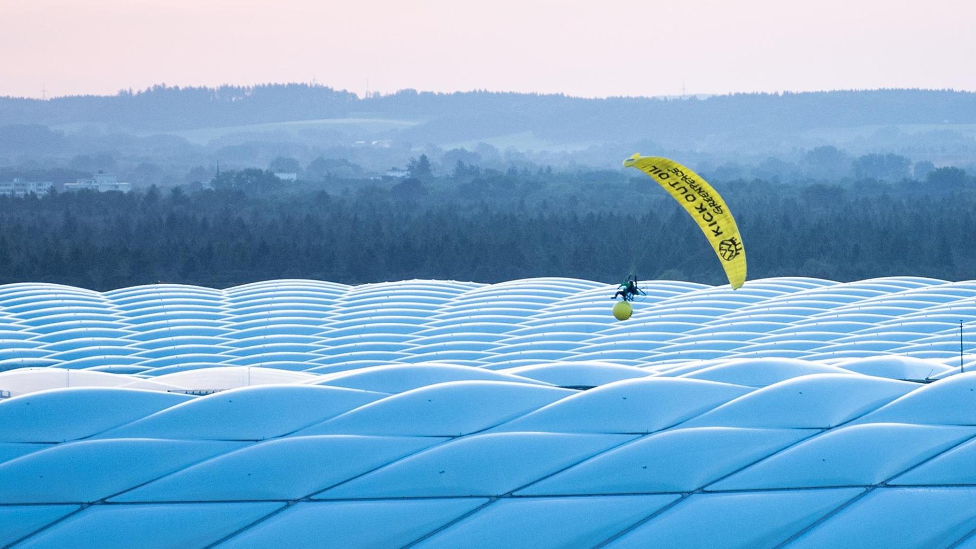 Ein Aktivist von Greenpeace landet im Stadion. Ein Aktivist von Greenpeace landet im Stadion.
