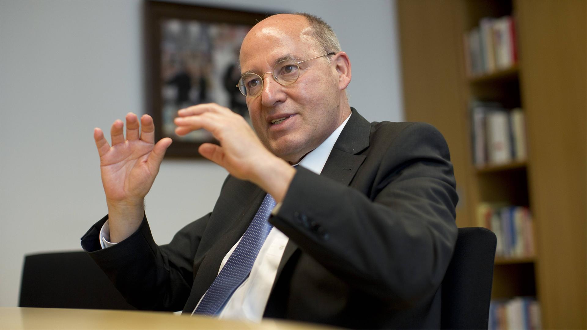 Der Politiker Gregor Gysi im Büro Der Politiker Gregor Gysi im Büro