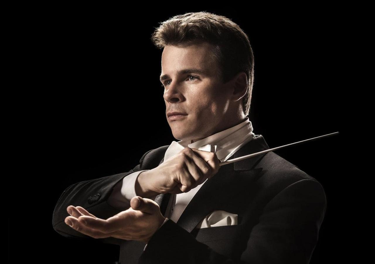 Porträt des Dirigenten mit seinen Dirigentenstab.