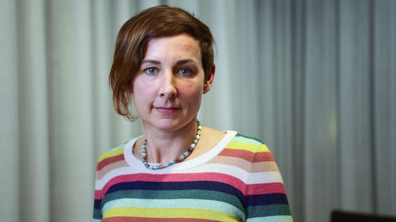 Porträtbild der Schriftstellerin Juli Zeh vor einem hellgrauen Vorhang, der Falten wirft. Porträtbild der Schriftstellerin Juli Zeh vor einem hellgrauen Vorhang, der Falten wirft.