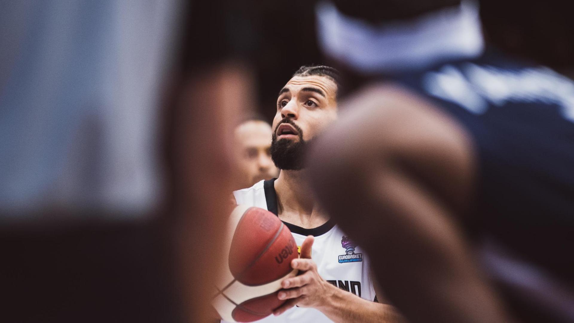 Der Basketballer Joshiko Saibou beim Freiwurf. Der Basketballer Joshiko Saibou beim Freiwurf.