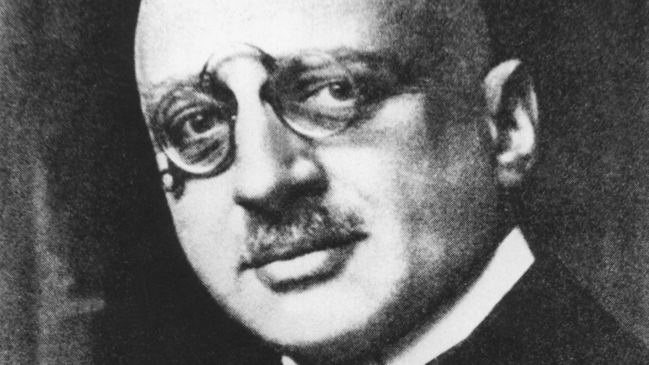 Der Physiker und Direktor des Kaiser-Wilhelm-Instituts für physikalische Chemie und Elektrochemie (1911-33) erhielt für die Darstellung von Ammoniak aus Stickstoff und Wasserstoff unter hohem Druck 1918 den Nobelpreis für Chemie. Der Physiker und Direktor des Kaiser-Wilhelm-Instituts für physikalische Chemie und Elektrochemie (1911-33) erhielt für die Darstellung von Ammoniak aus Stickstoff und Wasserstoff unter hohem Druck 1918 den Nobelpreis für Chemie.