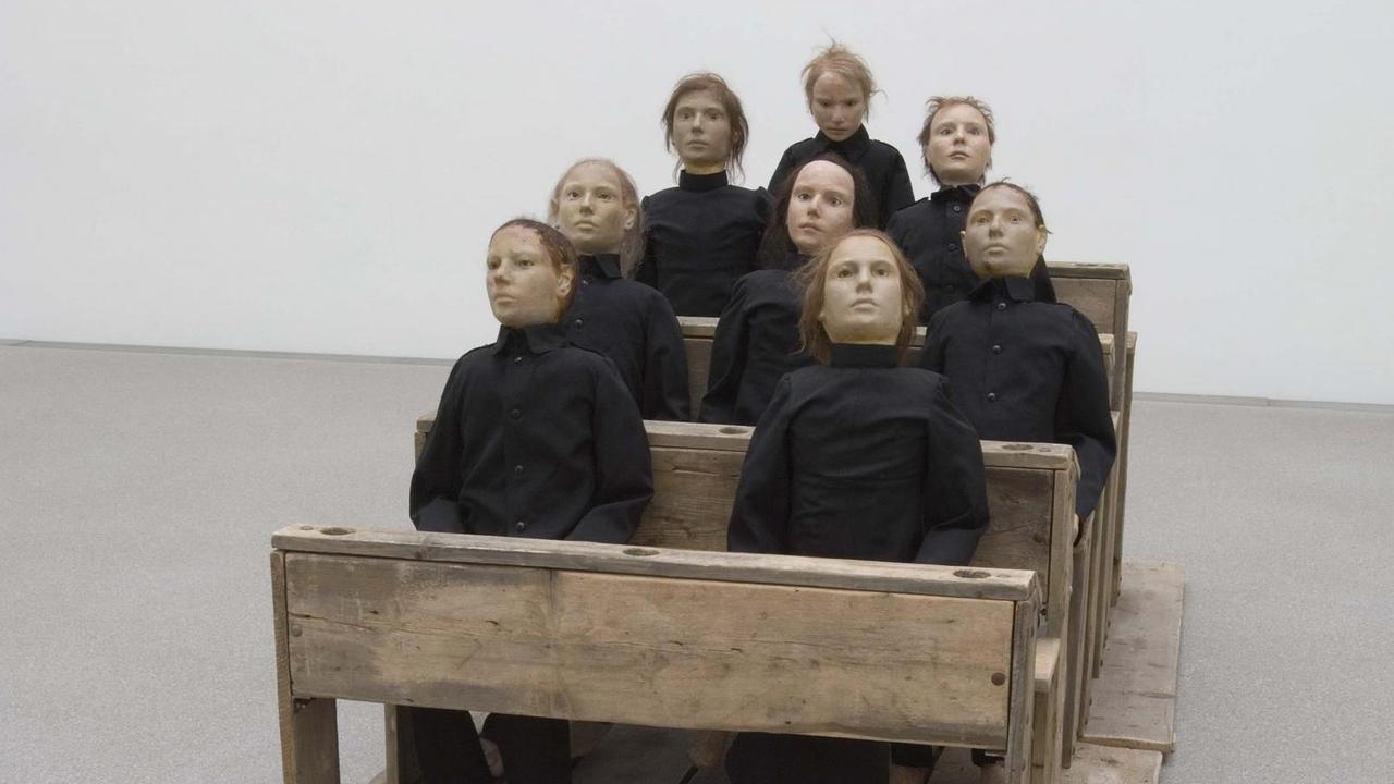 Tadeusz Kantors Kantors Arbeit "Die tote Klasse" von 1975 ist eine Rauminstallation bestehend aus Holzboden, -bänke, -tische, Puppen, und Kleidung mit einer Größe von 150 x 150 x 300cm. Tadeusz Kantors Kantors Arbeit "Die tote Klasse" von 1975 ist eine Rauminstallation bestehend aus Holzboden, -bänke, -tische, Puppen, und Kleidung mit einer Größe von 150 x 150 x 300cm.