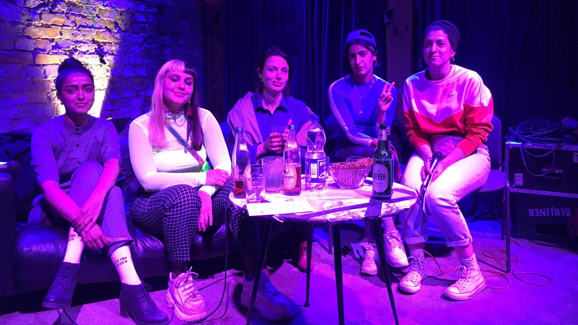 Arpana Aischa Berndt, Marjana Bogojevic, Sonja Laaser, Banafshe Hourmazdi, Gelareh Shahpar im Berliner Ringtheater vor der Diskussion im Rahmen des Abends "Macht Kritisch(es) Theater: Die Anti-Rassismus-Klausel". Arpana Aischa Berndt, Marjana Bogojevic, Sonja Laaser, Banafshe Hourmazdi, Gelareh Shahpar im Berliner Ringtheater vor der Diskussion im Rahmen des Abends "Macht Kritisch(es) Theater: Die Anti-Rassismus-Klausel".