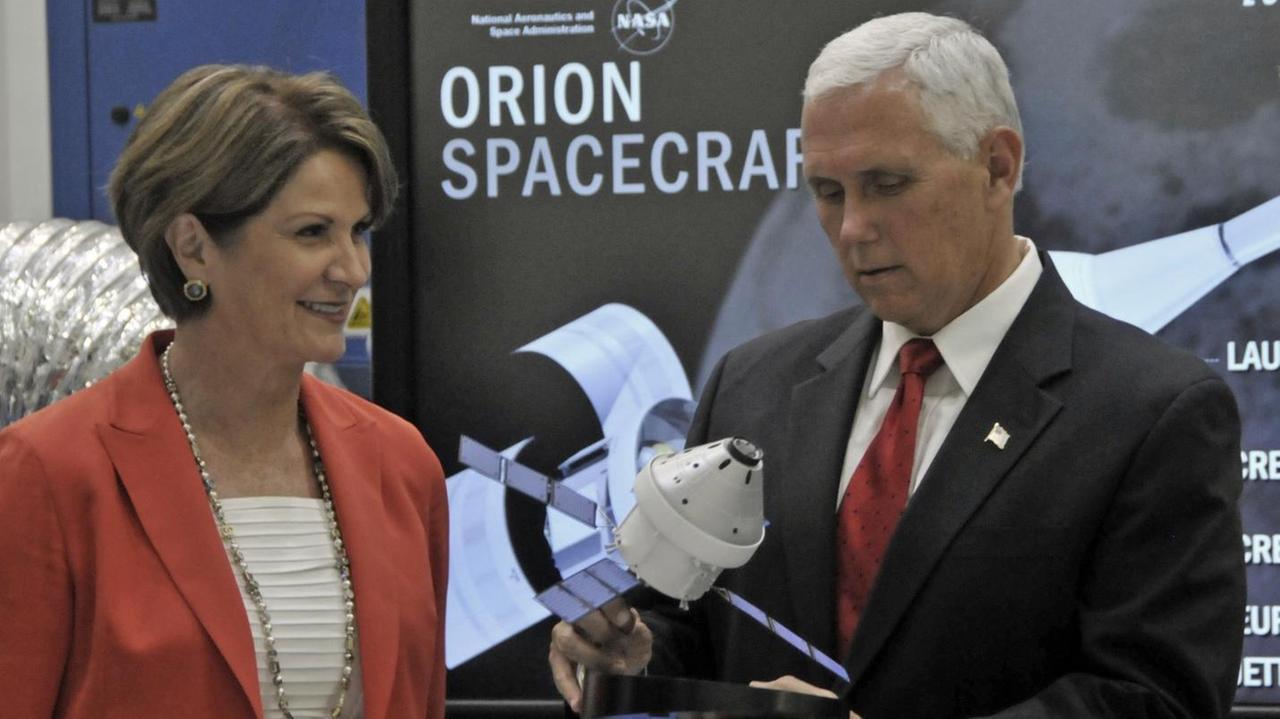 US-Vizepräsident Mike Pence mit einem Modell des Raumfahrzeugs Orion bei einem Besuch im Nasa Kennedy Space Center. US-Vizepräsident Mike Pence mit einem Modell des Raumfahrzeugs Orion bei einem Besuch im Nasa Kennedy Space Center.