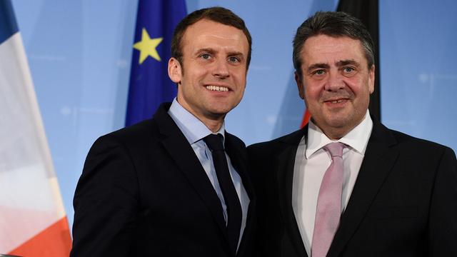 Bundesaußenminister Sigmar Gabriel (r, SPD) und Emmanuel Macron stehen im Auswärtigen Amt in Berlin nach einem Pressestatement nebeneinander.
