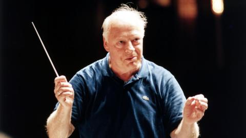 Der im Oktober 2021 verstorbene Dirigent Bernard Haitink bei einer Orchesterprobe, 1997.